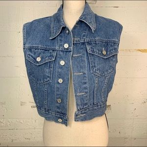 Loose fit, cropped denim vest